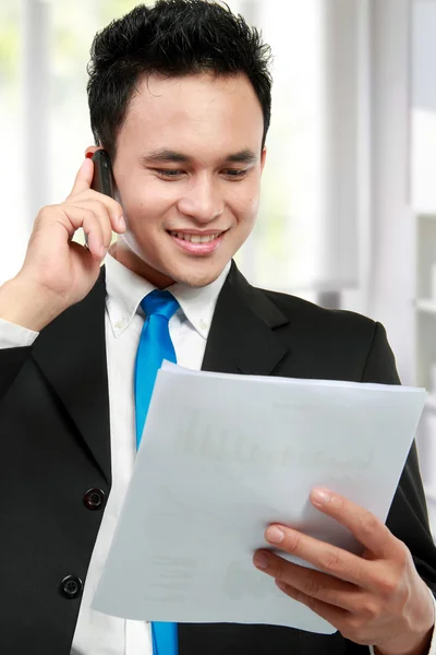 Happy executive reading a report — Stock Photo, Image