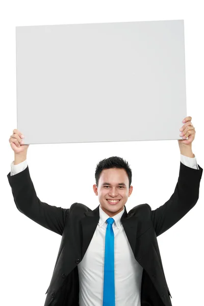 Деловой человек держит пустой рекламный щит — стоковое фото