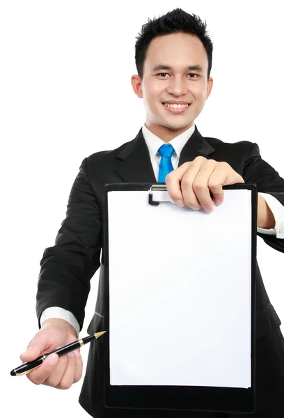 Joven hombre de negocios mostrando portapapeles en blanco — Foto de Stock