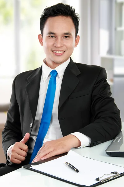 Jonge Aziatische zakenman op kantoor — Stockfoto