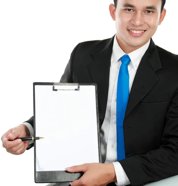 Joven hombre de negocios mostrando portapapeles en blanco —  Fotos de Stock