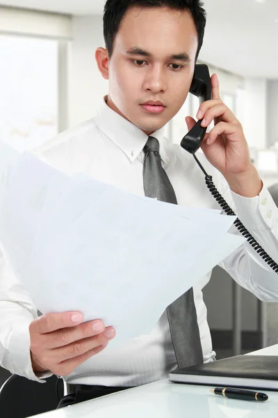 Business man reading a report — Stock Photo, Image