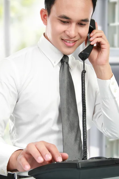 Uśmiechnięty mężczyzna azjatycki biznes czytanie raportów — Zdjęcie stockowe