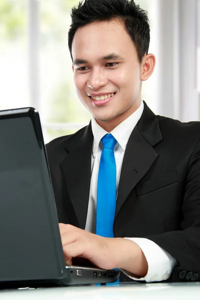 Young business man with a laptop Royalty Free Stock Images