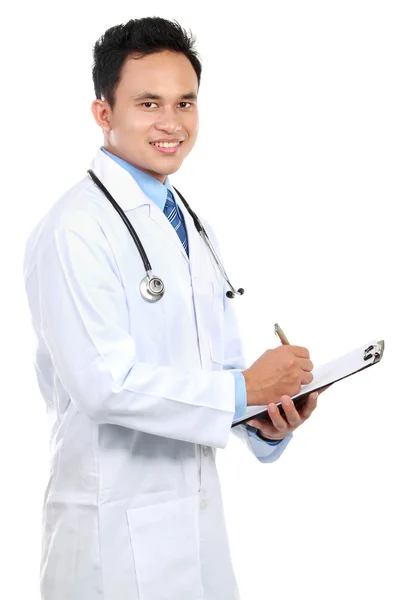 Médico médico escribiendo en portapapeles —  Fotos de Stock