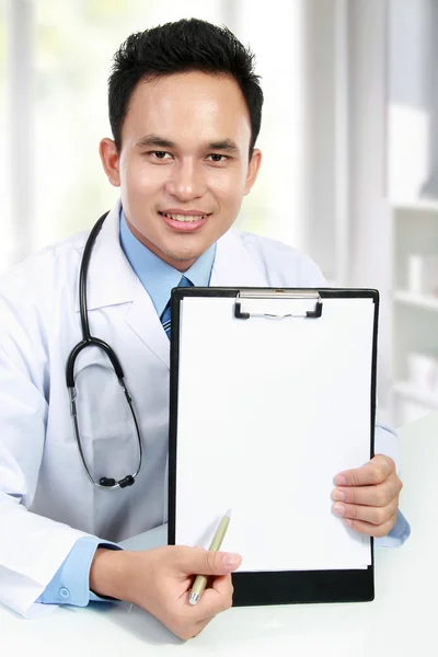 Médico mostrando área de transferência em branco — Fotografia de Stock