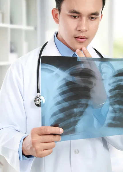 Läkaren tittar på x ray — Stockfoto