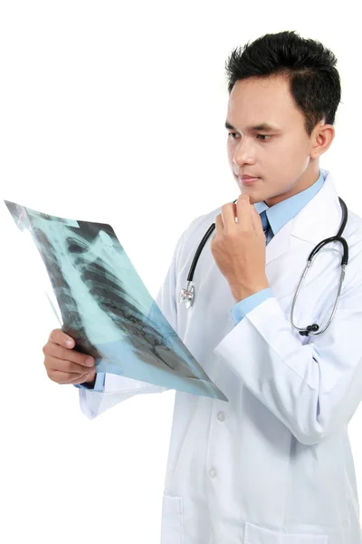 Doktor při pohledu na x ray — Stock fotografie