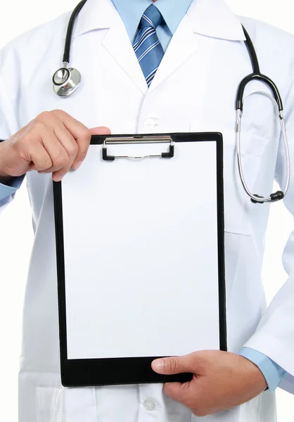 Portapapeles en blanco sujetado por el médico — Foto de Stock