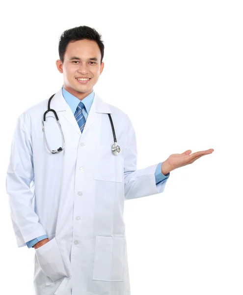 Ιατρός που παρουσιάζει κάτι απομονωθεί σε λευκό — Φωτογραφία Αρχείου