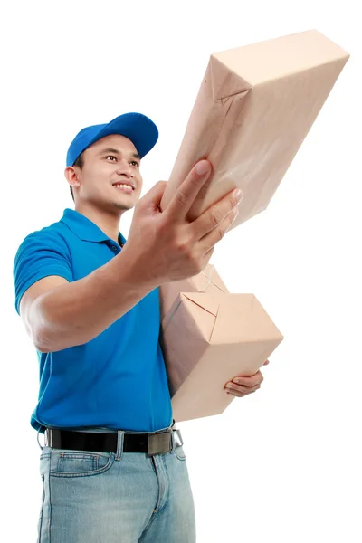 Άνθρωπος courier με πακέτα — Φωτογραφία Αρχείου