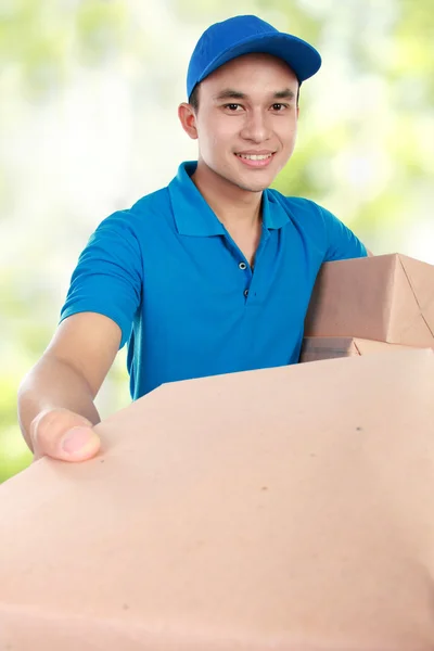 Man courier med paket — Stockfoto