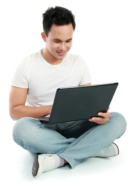 Mann benutzt Laptop — Stockfoto