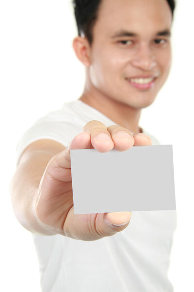 молодой человек показывает бланковую карточку