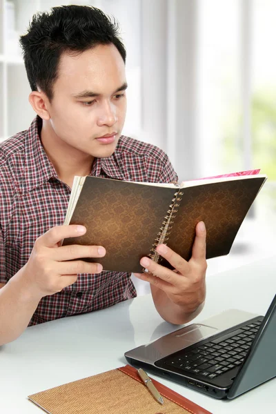 Masculino lendo um livro — Fotografia de Stock