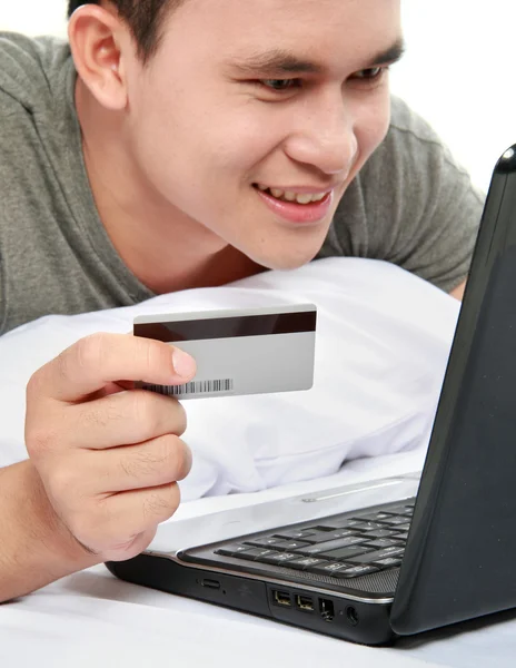 Homem comprando online usando cartão de crédito — Fotografia de Stock