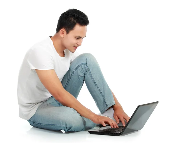 Człowiek korzystający z laptopa — Zdjęcie stockowe