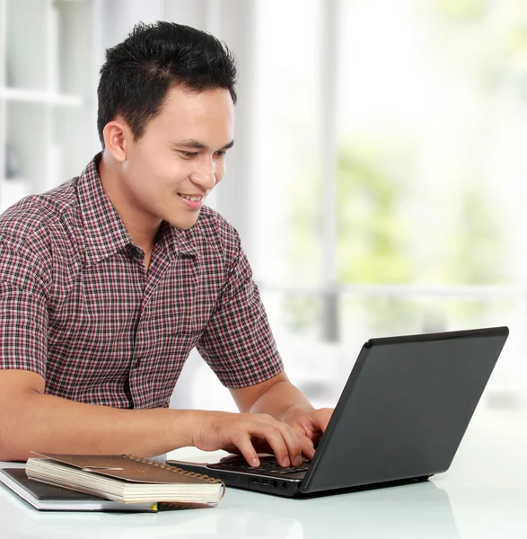 Człowiek pracy z laptopem przy biurku — Zdjęcie stockowe