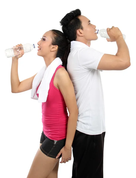 Homem e mulher bebendo água após a aptidão — Fotografia de Stock