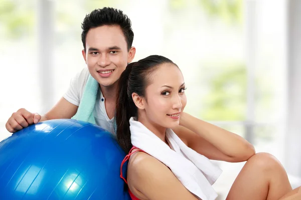 Fitness Smiling young man and woman — Stock Photo, Image