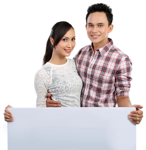Couple tenant une bannière vierge sur blanc — Photo