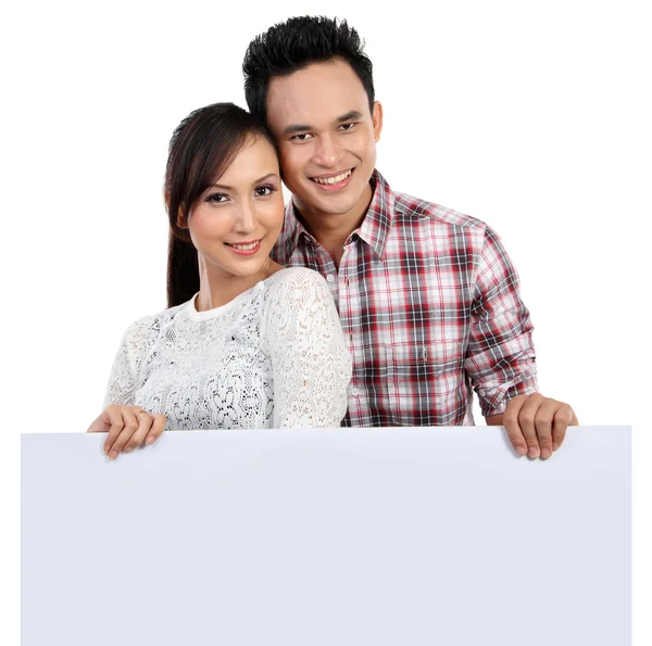 Paar hält leeres Banner auf weißem Grund — Stockfoto