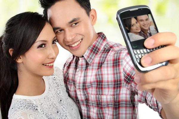 Jeune couple prenant autoportrait — Photo