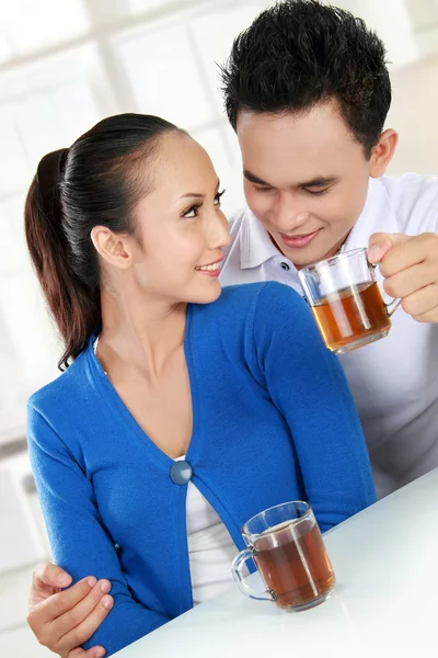 Молода пара має чай — стокове фото