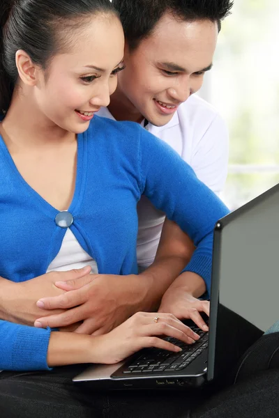 Para uśmiechający się za pomocą laptopa — Zdjęcie stockowe