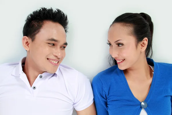 Jovem casal feliz olhando uns aos outros sorrindo — Fotografia de Stock