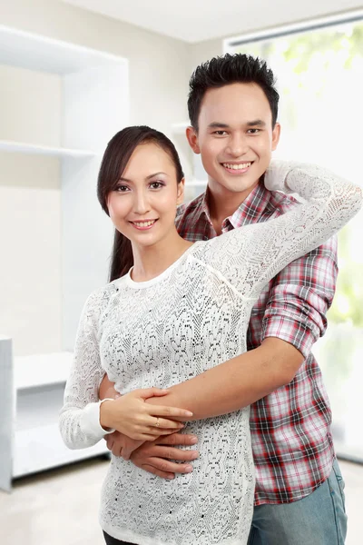 Unga lyckliga par i deras nya hus — Stockfoto