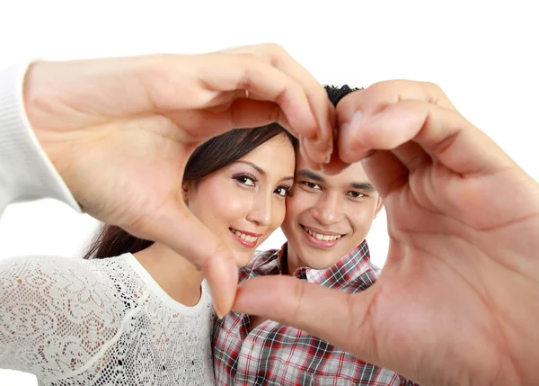 Νεαρό ζευγάρι στην αγάπη που δείχνει την καρδιά με δάχτυλα — Φωτογραφία Αρχείου