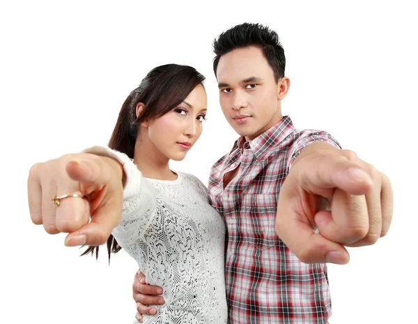 Lyckliga paret pekar — Stockfoto