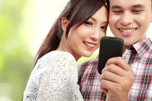 Couple with phone — Stock Photo, Image