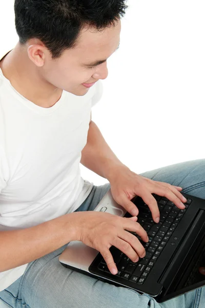 Άνθρωπος που χρησιμοποιεί φορητό υπολογιστή — Φωτογραφία Αρχείου