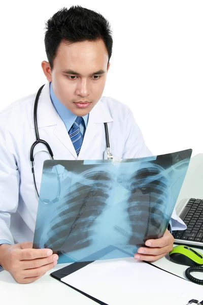 Lekarz patrząc na x ray — Zdjęcie stockowe