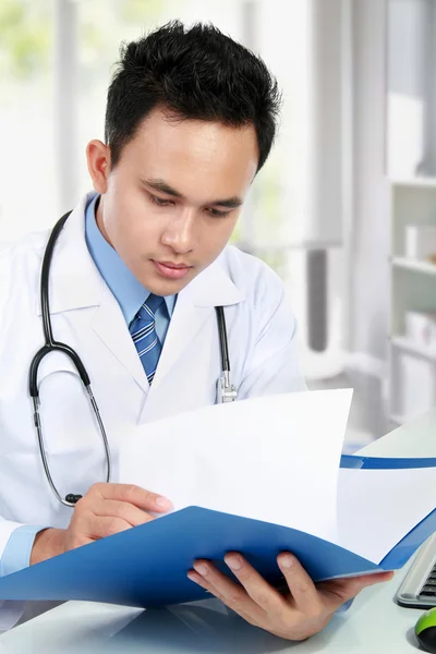 Arzt liest einen Bericht — Stockfoto