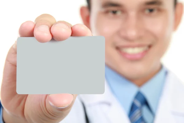 Jovem médico segurando cartão em branco de negócios — Fotografia de Stock