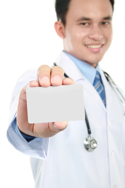 Młody lekarz przytrzymanie puste karty biznesowe — Zdjęcie stockowe