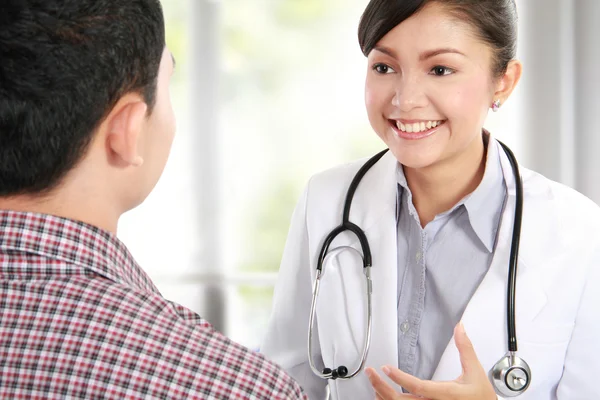 Arts in gesprek met een mannelijke patiënt — Stockfoto