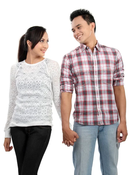 Giovane felice coppia sorridente isolato su sfondo bianco — Foto Stock