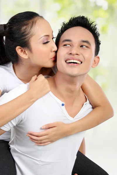 Lyckliga paret piggyback ride — Stockfoto