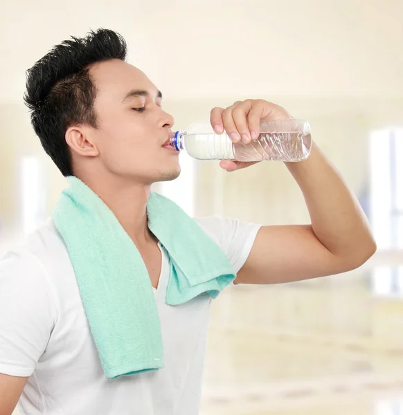 Fitnessman drinkwater — Stockfoto