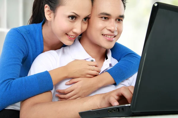 ノートパソコンを使うカップル — ストック写真