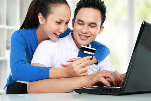 Счастливая пара совершает покупки онлайн — стоковое фото