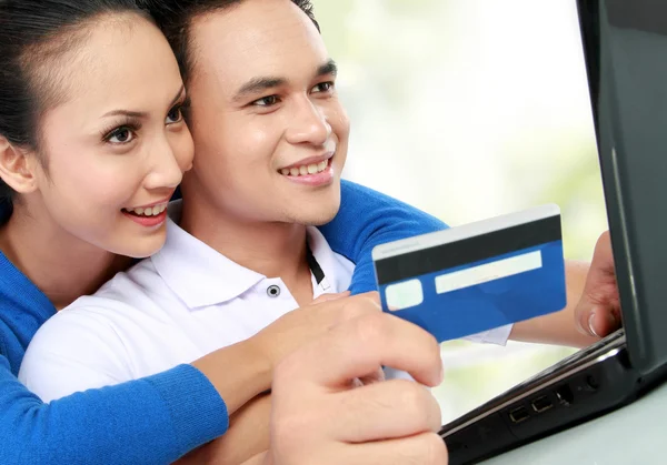Happy couple shopping online — Stock Photo, Image