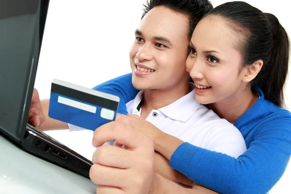 Feliz pareja de compras en línea — Foto de Stock