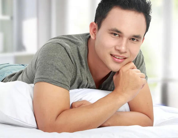 Man liggend in bed glimlachen — Stockfoto