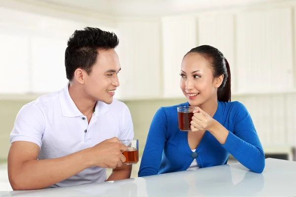 喝茶的快乐年轻夫妇 — 图库照片