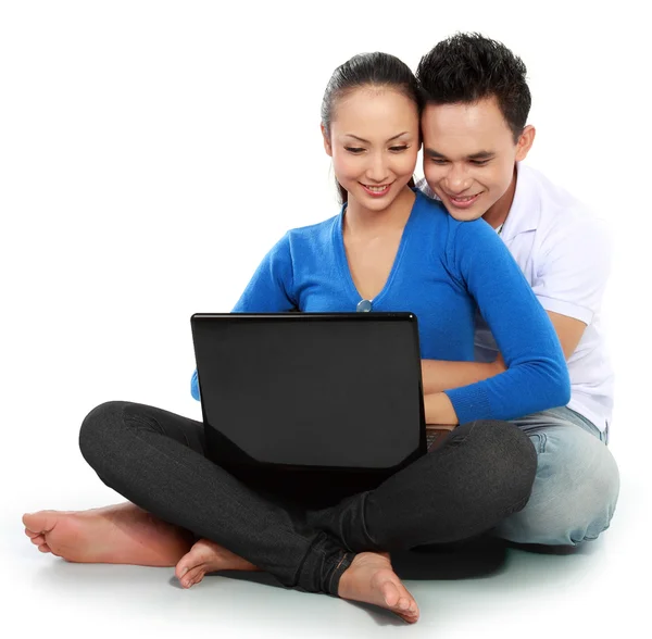 Casal com laptop, sentado no chão — Fotografia de Stock